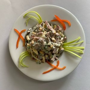 салат с грибами и колбасой